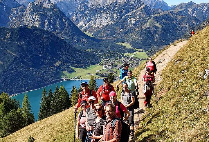 Ryhmä patikoimassa merkattua reittiä pitkin vuoristossa. 