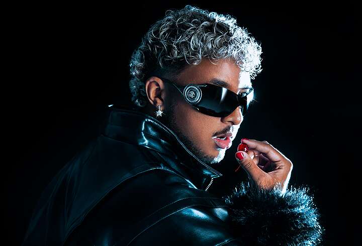 Ani esiintymässä Victorialla.