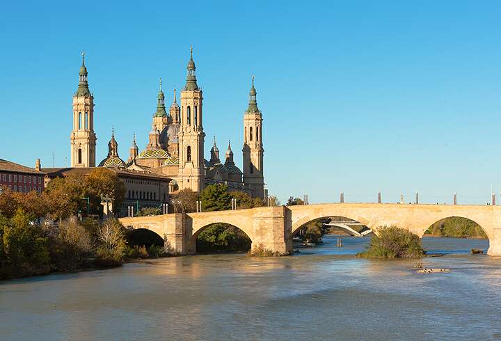 Luonnonkaunis näkymä Basilica del Pilarille ja Puente de Piedralle Ebro-joen yli Zaragozassa Espanjassa.