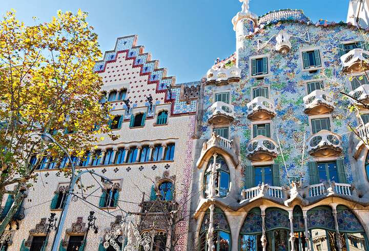 Barcelonan värikkäät rakennukset. 