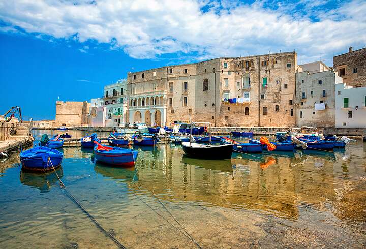 Barin kaupungin satama ja rakennuksia. 