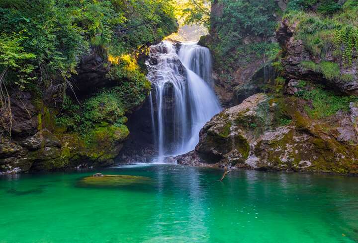 Vintgar-rotkossa vesiputouksia ja 1,6 kilometrin patikointiosuus