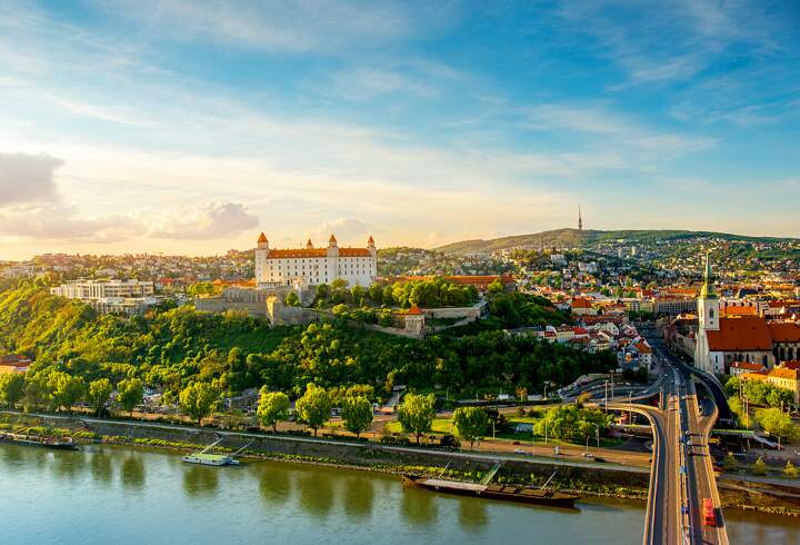 Bratislavan linna laajakuvana ja kaupungin vihreys. 