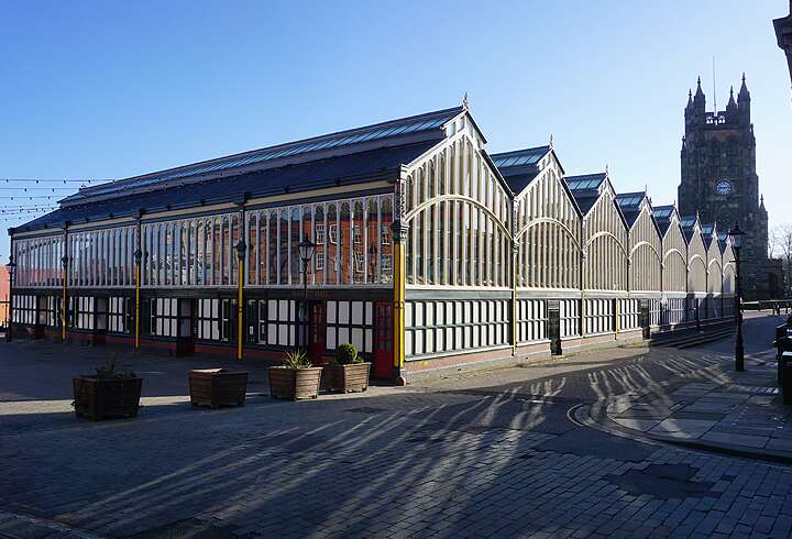 Ulkokuva Stockport Markkinoiden rakennuksesta aamupäivän valossa.