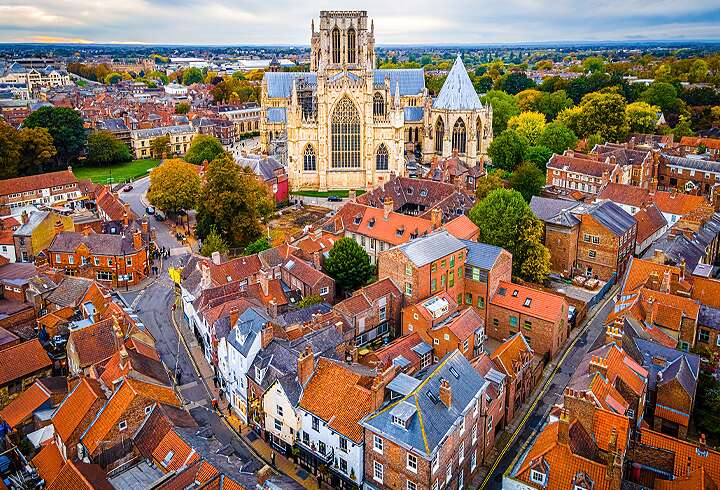 Ilmakuva Yorkin tuomiokirkosta Englannissa.