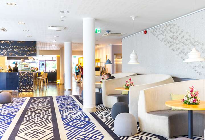 Estonia Resort Hotel & Span viihtyisä aulatila ja virolaista tyyliä