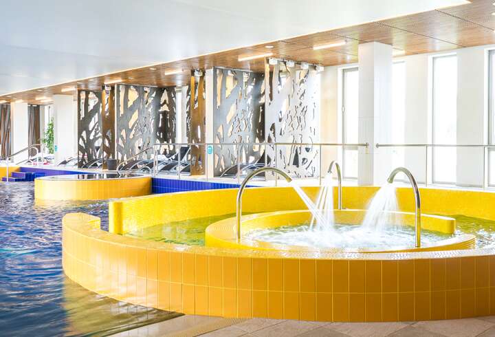 Estonia Resort Hotel & Span allasalueella monia virkistyspisteitä