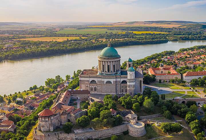 Unkarissa sijaitseva Esztergomin katedraali. 