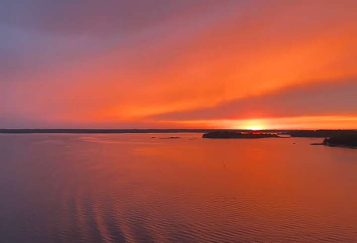Pariskunta juomassa viiniä Finnlinesin laivalla. 
