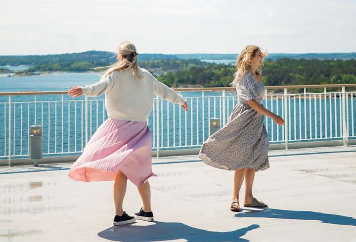 Kruuvaus bändin naiskaksikko orstaitansseilla Finnsiriuksella.