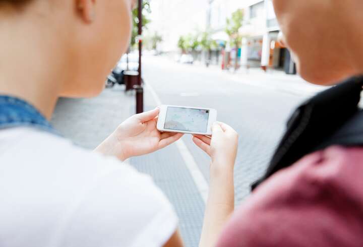 Puhelimella tutkitaan geokätköjen paikkoja. 