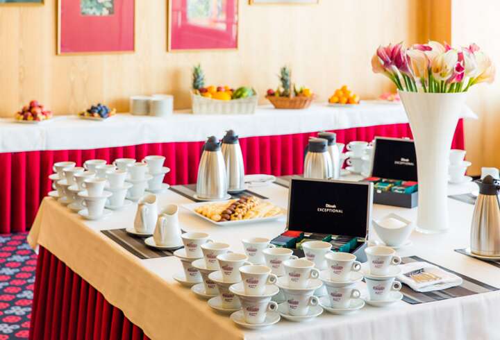 Kokouspakettiin kuuluvat kahvit tai ruokailut valitus kokouspaketin mukaan