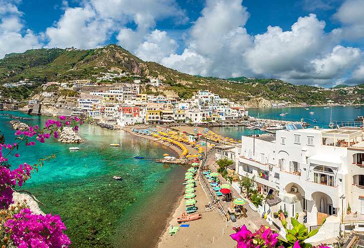 Näkymä Saint Angelon kylään Ischian saarella.