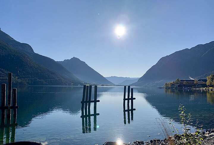 Achensee järvi auringonpaisteessa.
