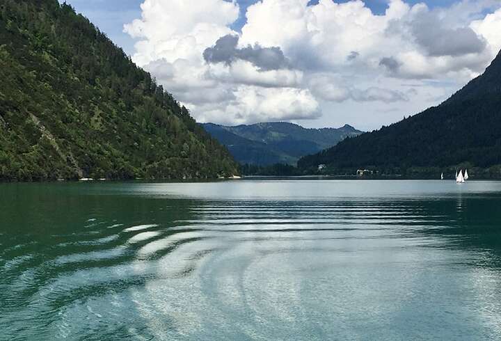 Achensee-järvi ja pilvinen taivas. 