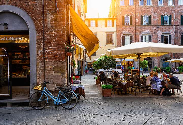 Luccan kaupungin tunnelmallinen terassi ja auringonsäteet. 