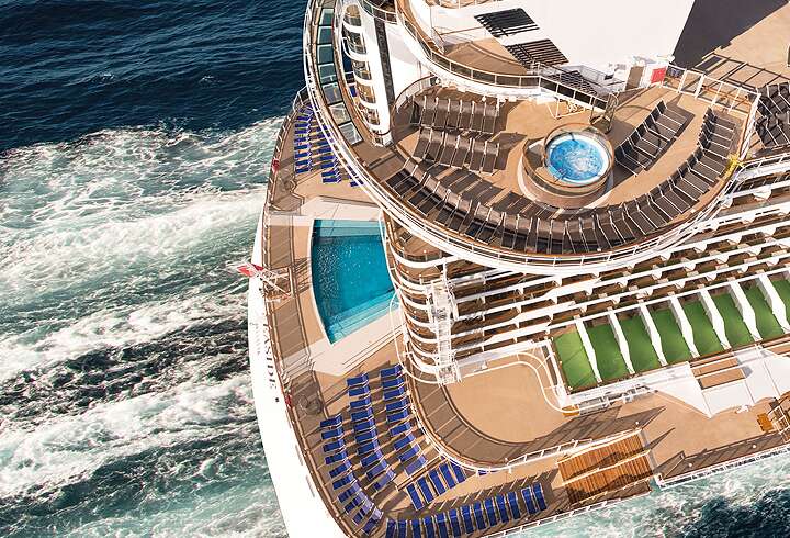 MSC Seasiden kansi, jossa aurinkotuoleja ja altaita. 