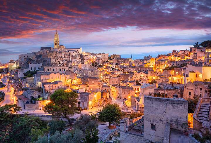 Ilmakuva keskiaikaisesta Materan kaupungista Italiassa kauniissa kesäauringonlaskussa.