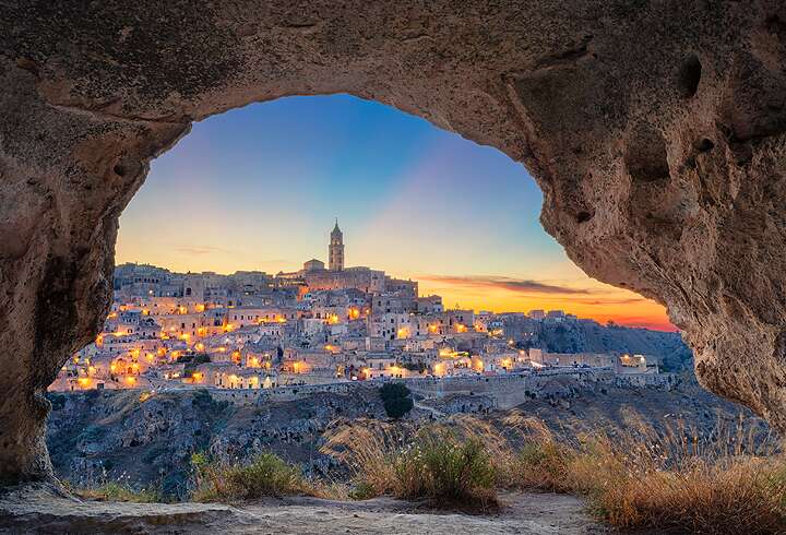 Kaunis auringonlasku keskiaikaisen Materan siluetista Italiassa.