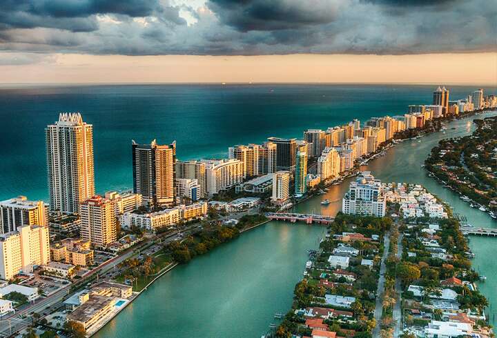 Ennen risteilyä yövytään Miamissa. Miamin myrkyinen maisema. 