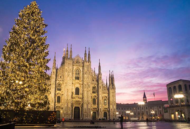 Milanon Duomo ja joulukuusi talvella.