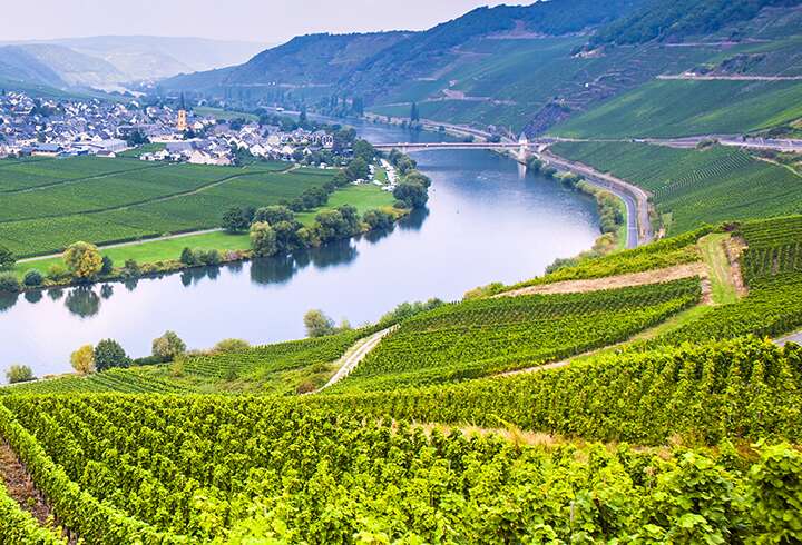 Moselin joki, joka virtaa Ranskan, Luxemburgin ja Saksan kautta. Yhtyy Reiniin. 