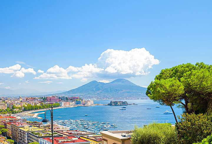 Näkymä Napolinlahdelle jossa taustalla häämöttää Vesuvius tulivuori.