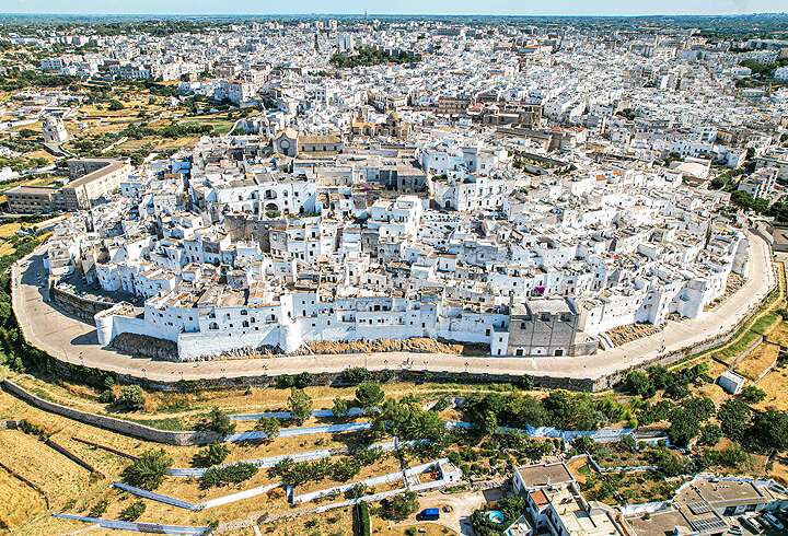 Ostunin valkoinen kaupunki ylhäältä ilmasta kuvattuna.