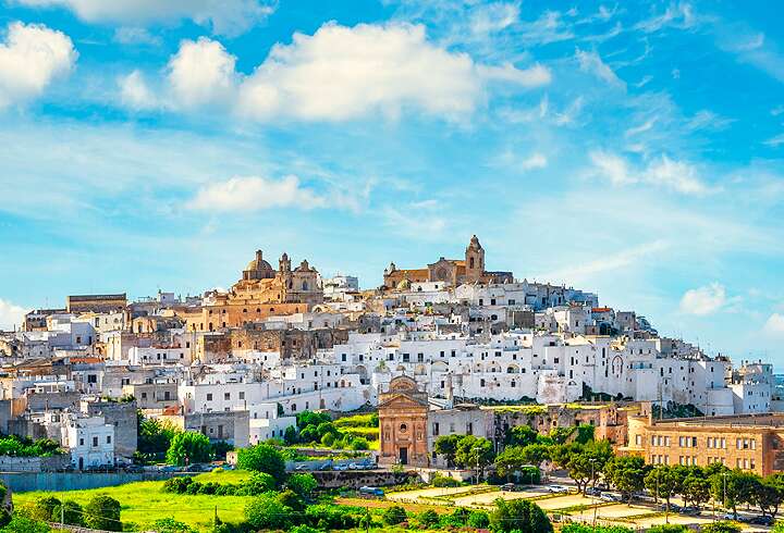 Valkoisen Ostunin kaupungin siluetti aurinkoisena päivänä Apuliassa Etelä-Italiassa.