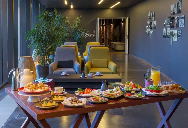 Pärnun Hedon Spa hotellin kokousosaston viihtyisä aula.