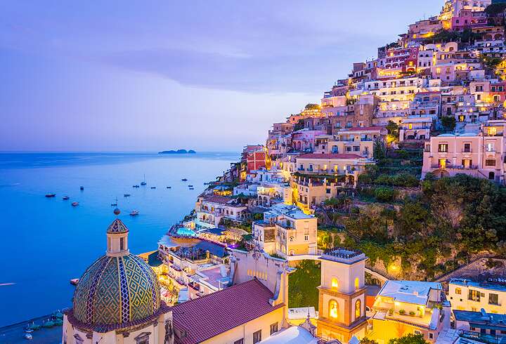 Kuuluisa idyllinen Positanon kylä Amalfin rannikolla ilta hämärässä.