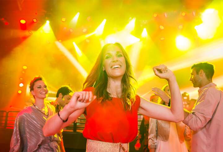 Nainen tanssimassa tanssilattialla.