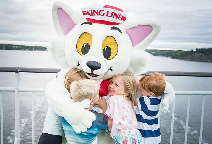 Ville Viikinki halaa kahta lasta Viking Grace risteilyllä.