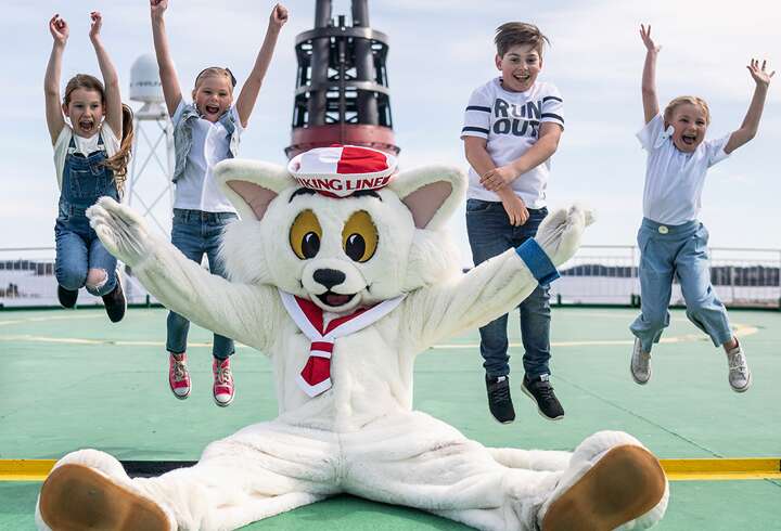 Ville Viking ja lapset iloisia ja hyppii.