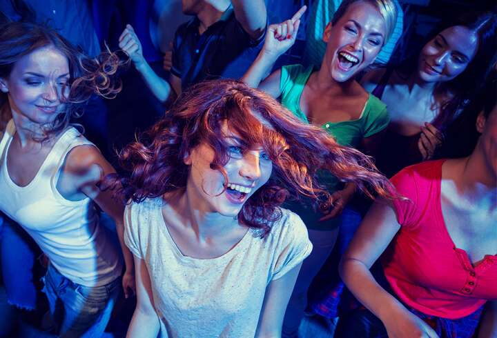 Joukko naisia juhlimassa Victorialla. 