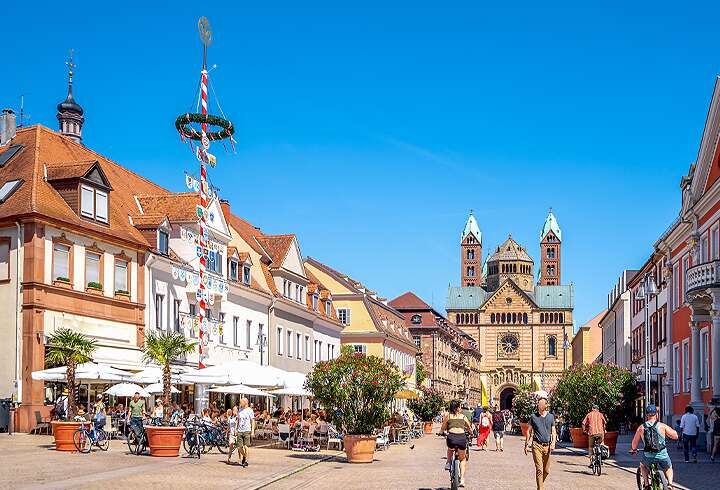 Speyerin kaupungin kaunis vanhakaupunki, taustalla historiallinen katedraali.