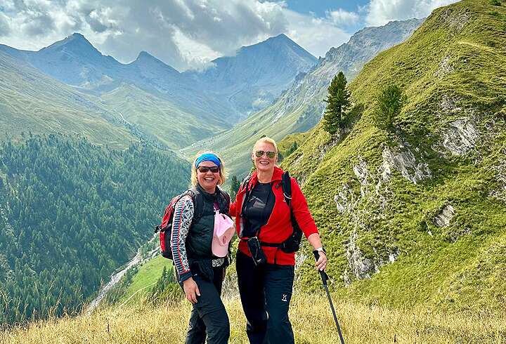 Tiina ja Paula patikkareitillä Sveitsin Samnaunissa.