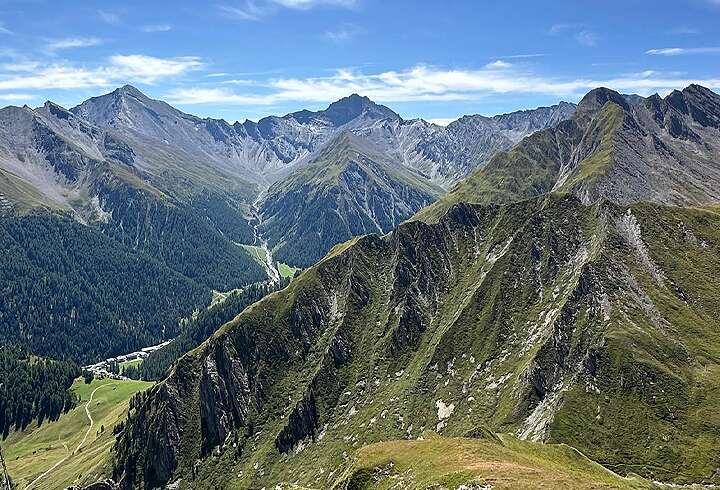 Samnaun upea vuoristolaakso päivällä.