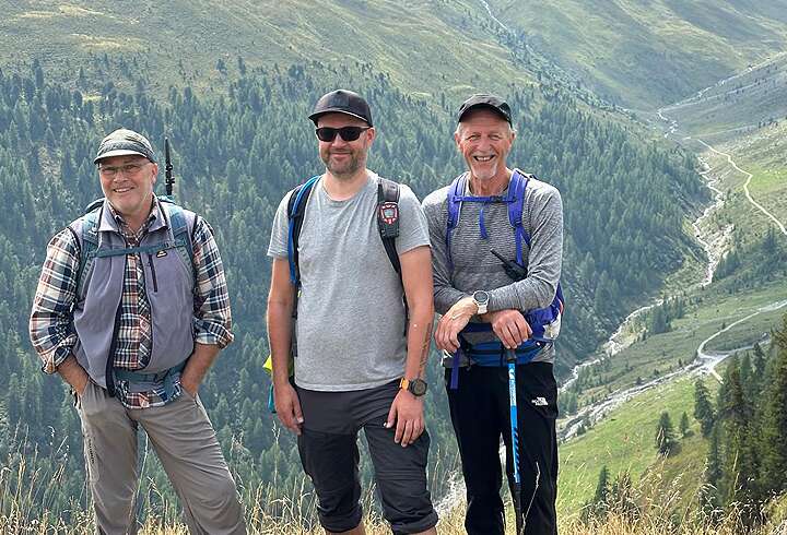 Liikuntamatkojen iloiset patikkaoppaat Antti, Jouko ja Rene.
