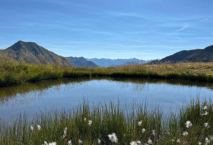 Vuoristojärvi Sveitsin Samnaunin patikkareitillä.