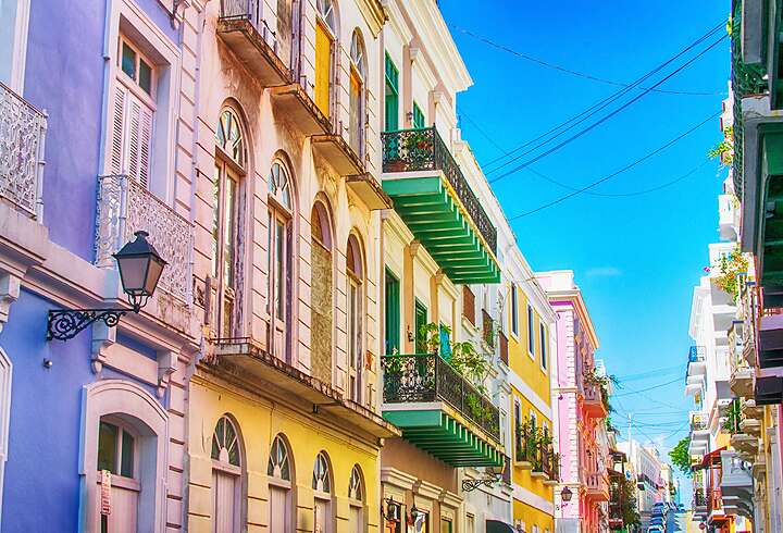 San Juanin pastellin väriset rakennusten sivut. 