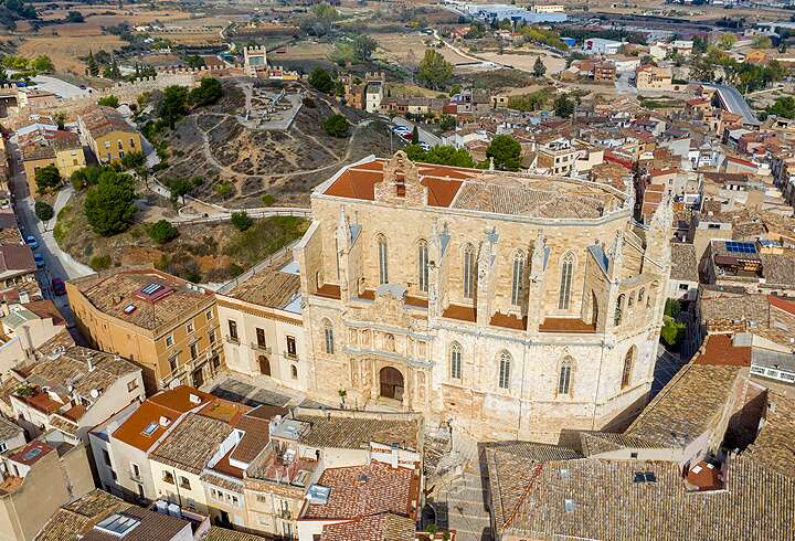 Ilmakuvanäkymä Santa Maria de Montblancin kirkolle sekä Montblancin kaupungin yli Espanjassa.