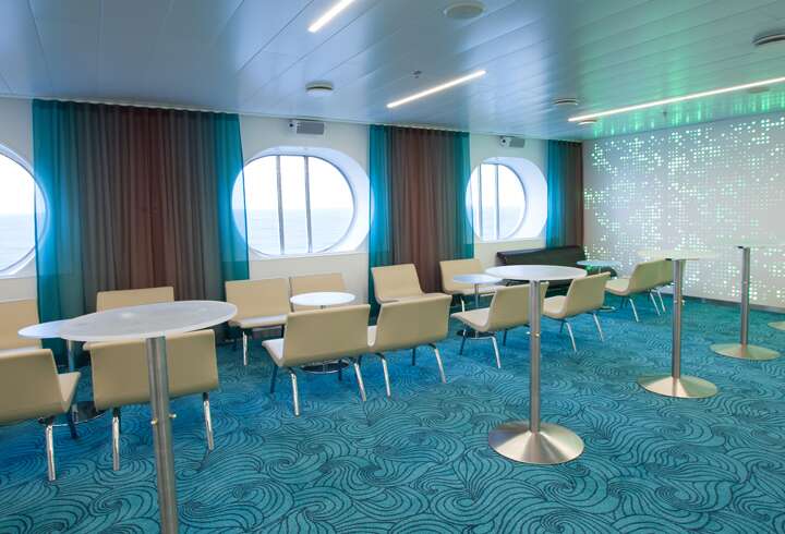 Symphonyn kokoushuone muutettavissa täysin yhteneväiseksi