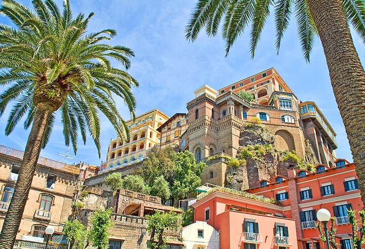 Näkymä Sorrenton historialliseen hotellirinteeseen.