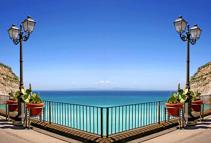 Kaunis merinäkymä Sorrenton rannan kävelykadulta.