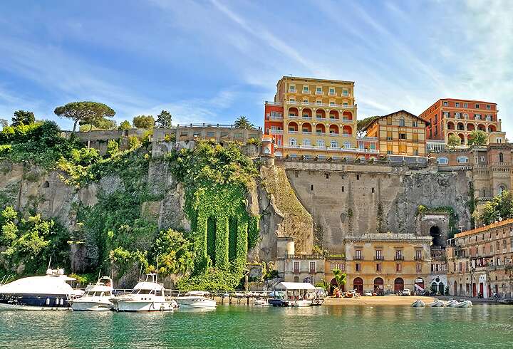 Sorrenton satama ja jyrkkä kalliorinne jonka päällä historiallisia rakennuksia.