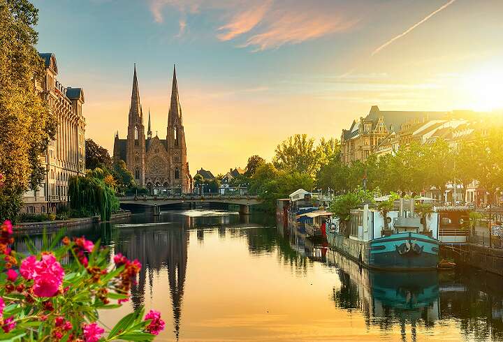 Strasbourgin goottilainen katedraali ja auringon säteet. 