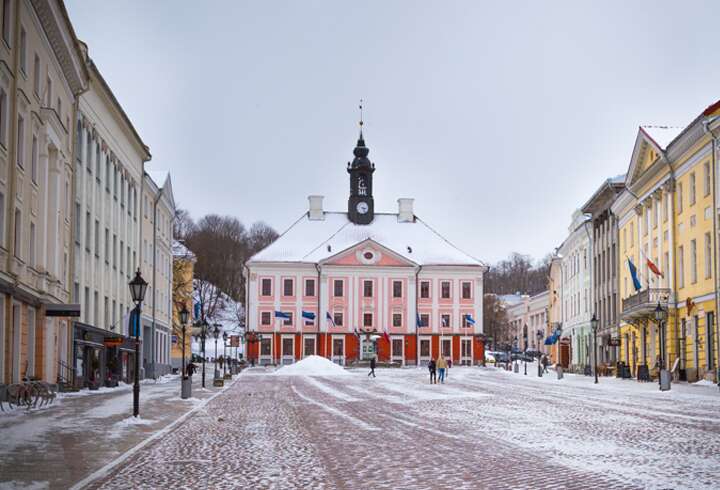 Tarton kaupunkin rakennukset lumisessa peitteessä. 