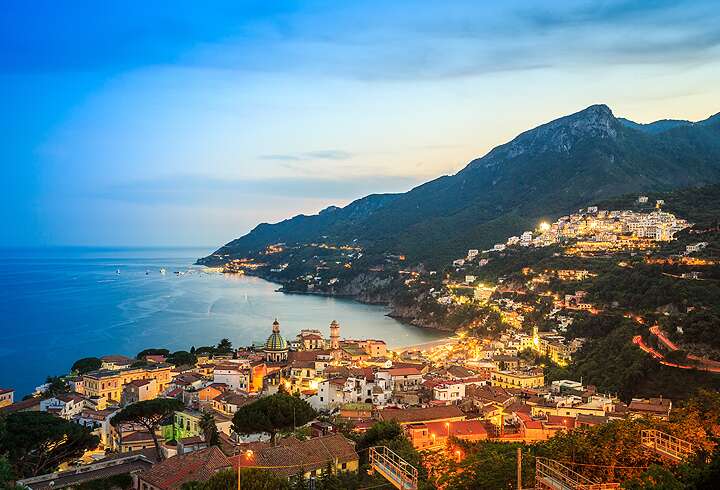Näkymä upeaan Vietri Sul Mareen Amalfin rannikkolla Salernossa Italiassa iltavalaistuksessa.