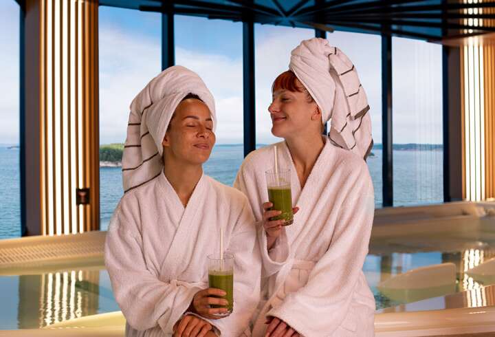 Kaksi naista nauttimassa Viking Linen spassa. 